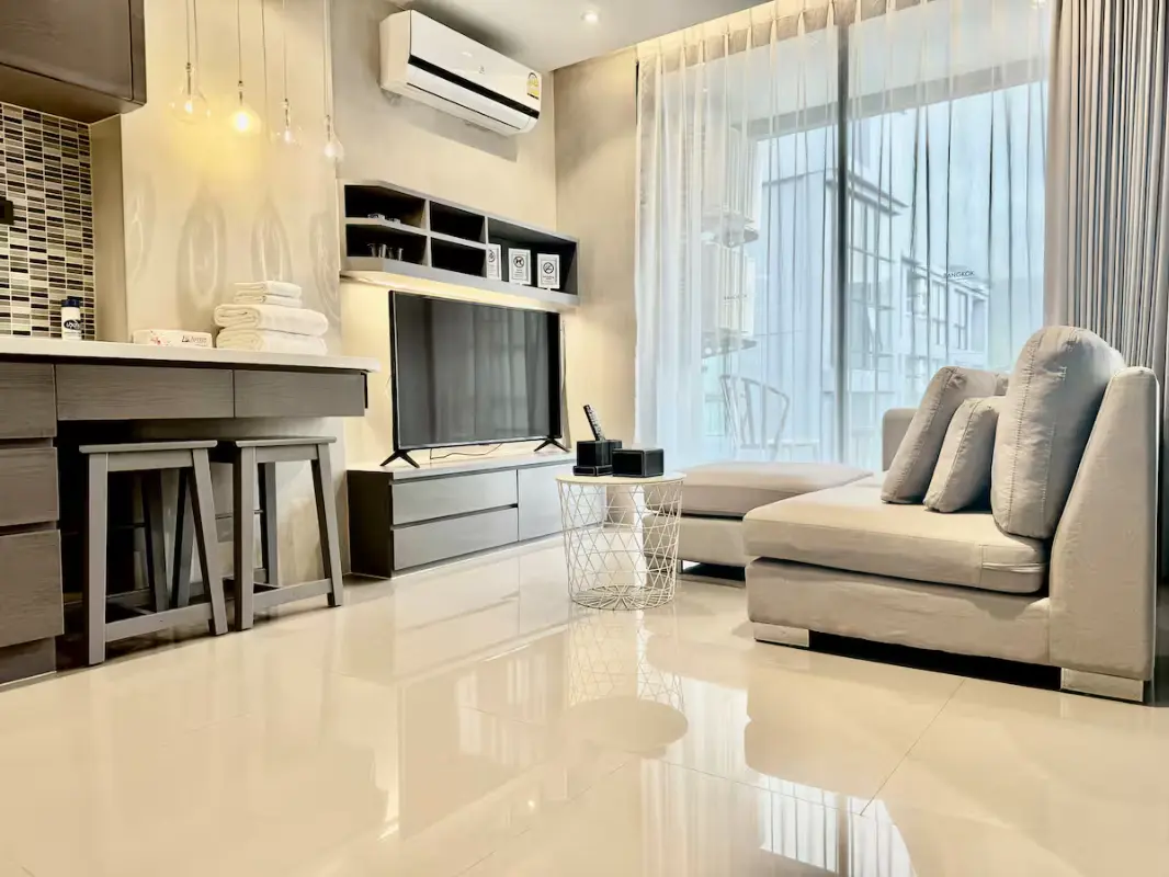 อพาร์ตเมนต์พร้อมหน้าต่างพาโนรามา บนชั้น 7 – หาดกมลา – B718