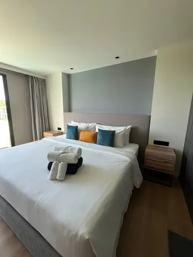 Studio with stunning pool views - Photo 4