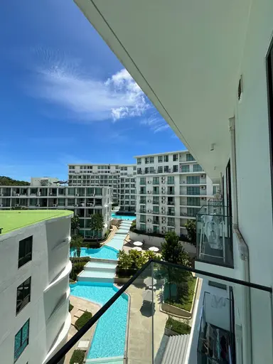 Studio with stunning pool views - Photo 9