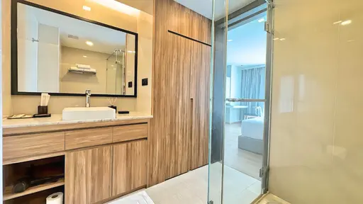 Studio with stunning pool views - Photo 13